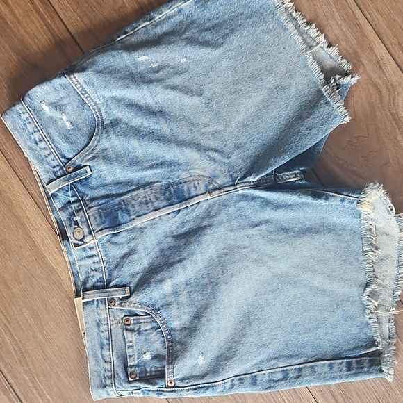 NEW! LEVI'S High Rise Mid Thigh Cut Off Denim Jean Shorts Side Slits 34. - Picture 2 of 8